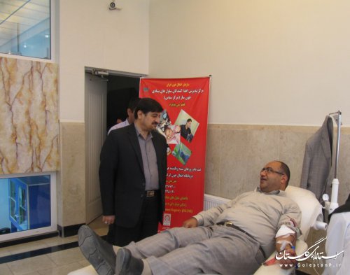 بازدیداز بخش های فنی واهدای خون مدیرکل پدافندغیرعامل درمرکز انتقال خون استان